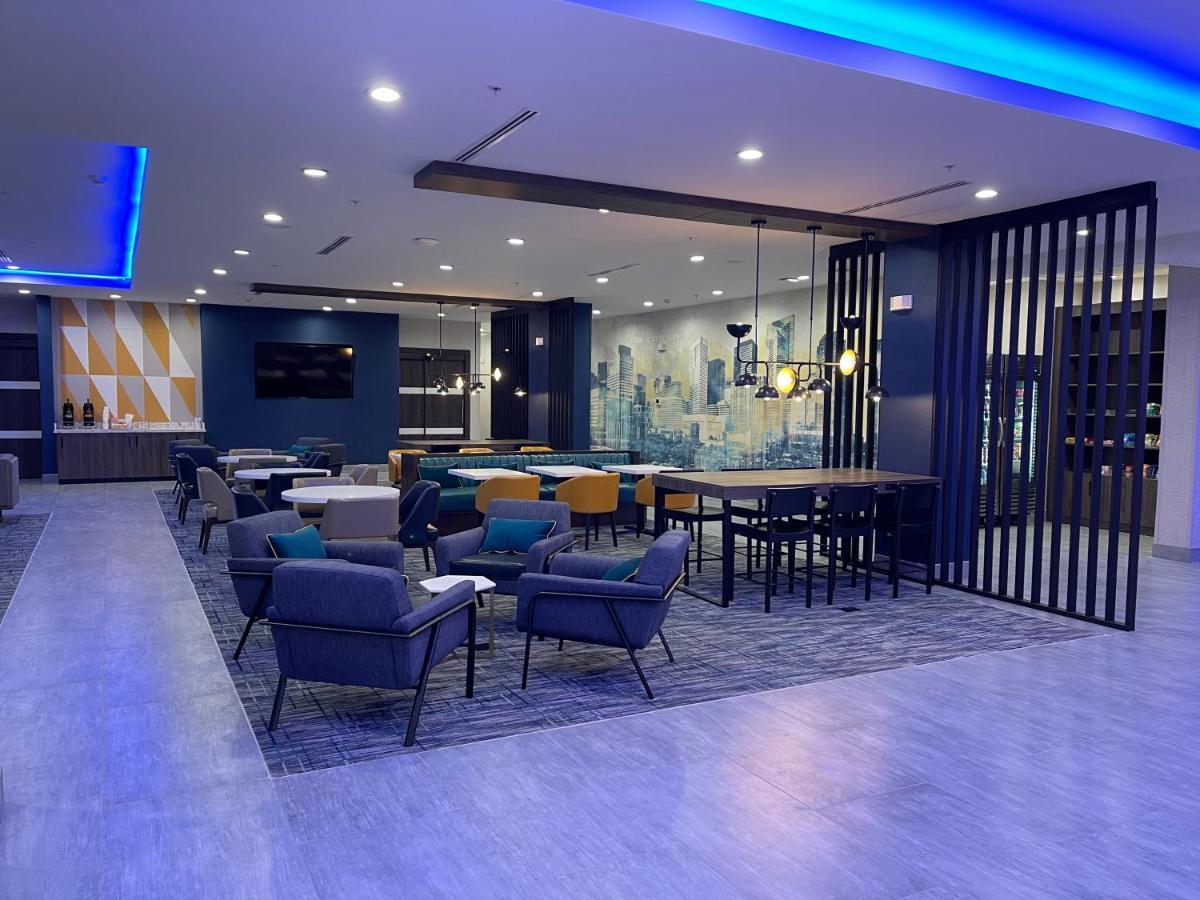 La Quinta Inn & Suites By Wyndham Dallas/Fairpark Exterior photo