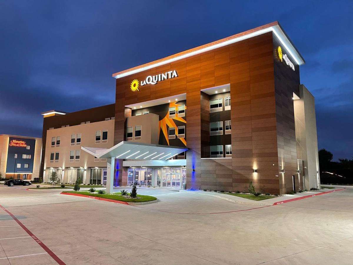 La Quinta Inn & Suites By Wyndham Dallas/Fairpark Exterior photo