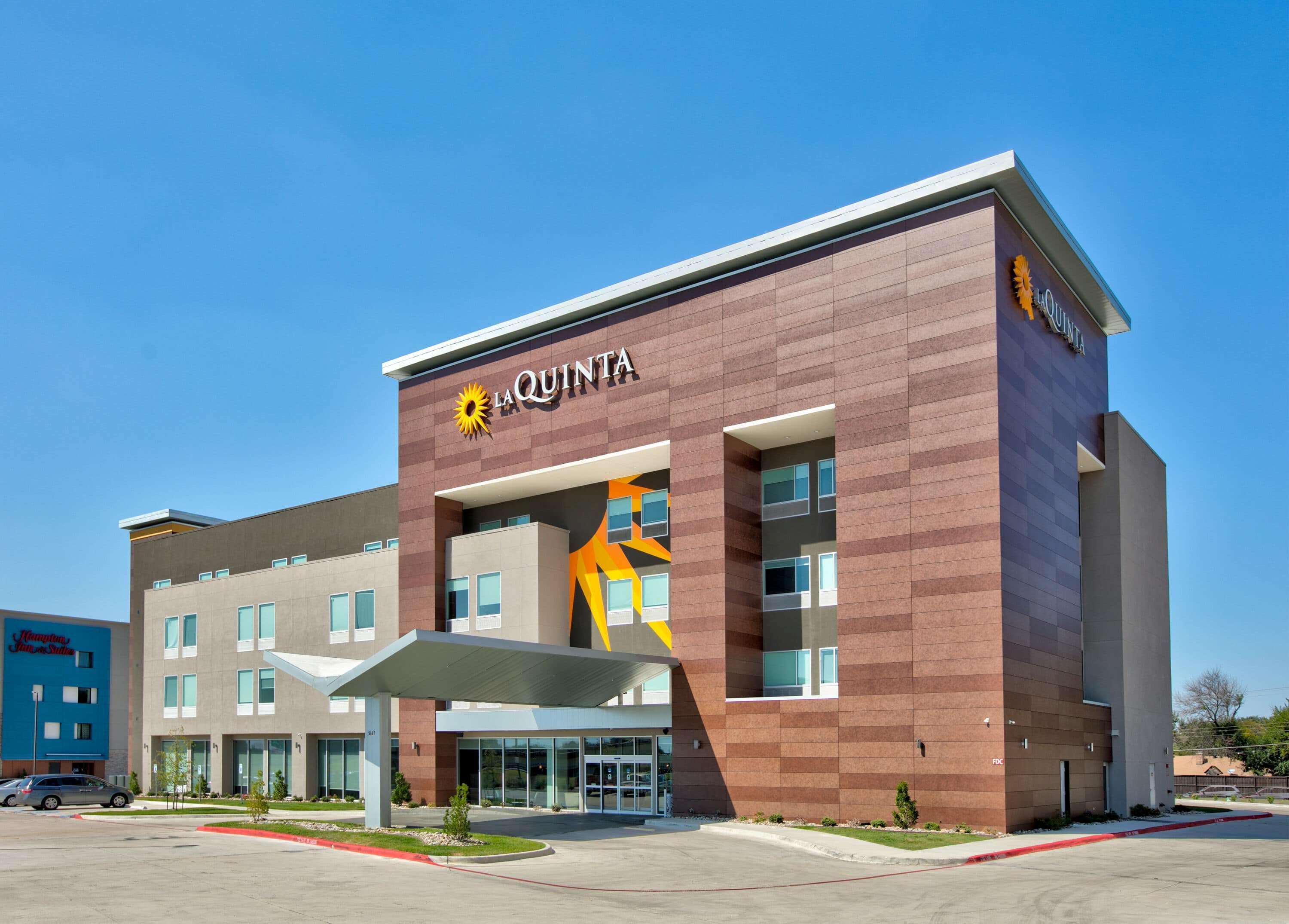 La Quinta Inn & Suites By Wyndham Dallas/Fairpark Exterior photo