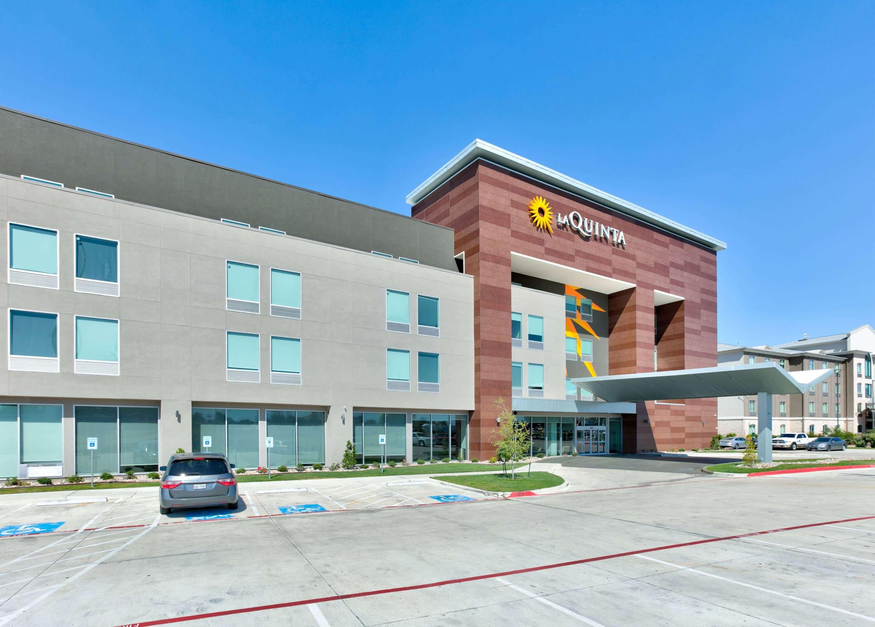 La Quinta Inn & Suites By Wyndham Dallas/Fairpark Exterior photo