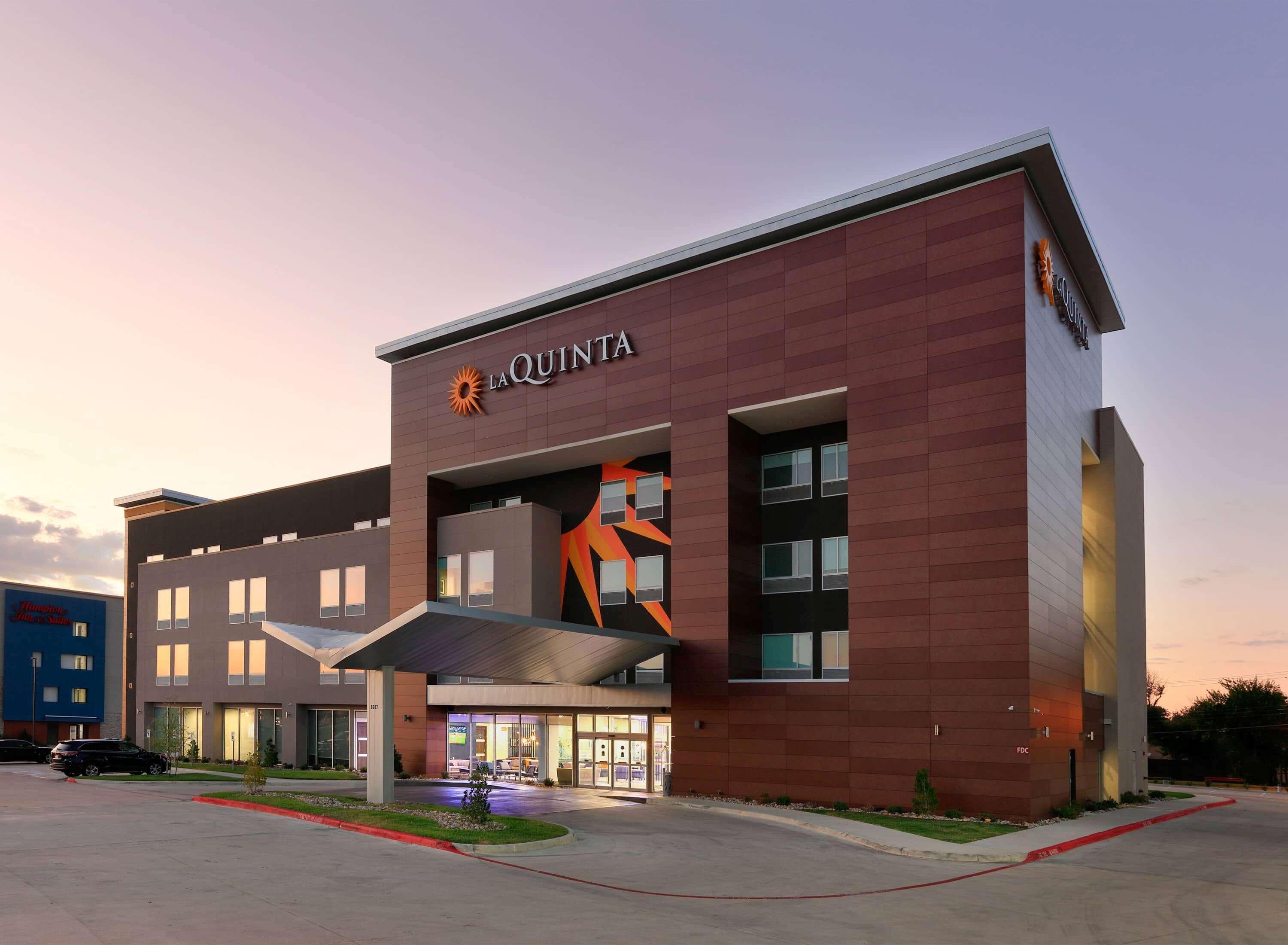 La Quinta Inn & Suites By Wyndham Dallas/Fairpark Exterior photo