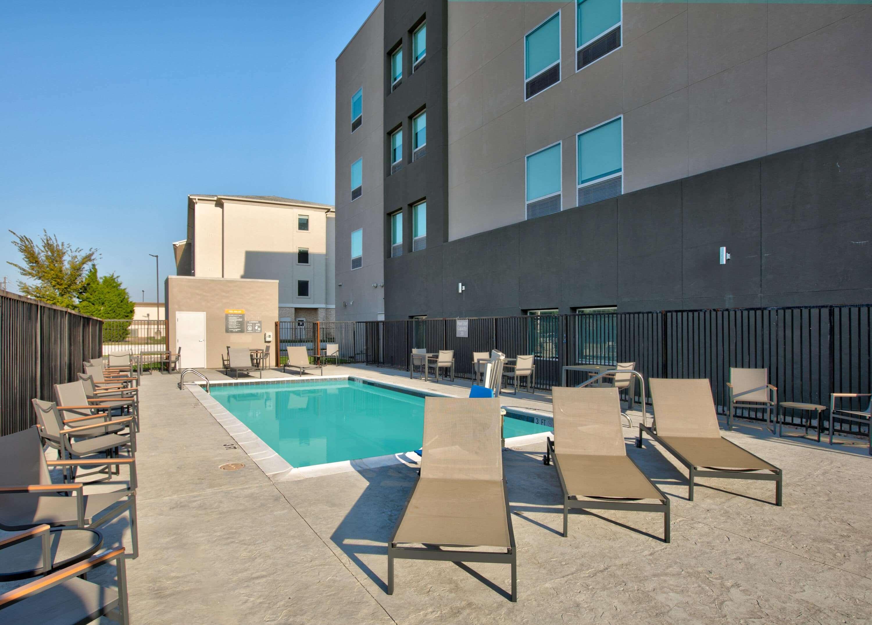 La Quinta Inn & Suites By Wyndham Dallas/Fairpark Exterior photo