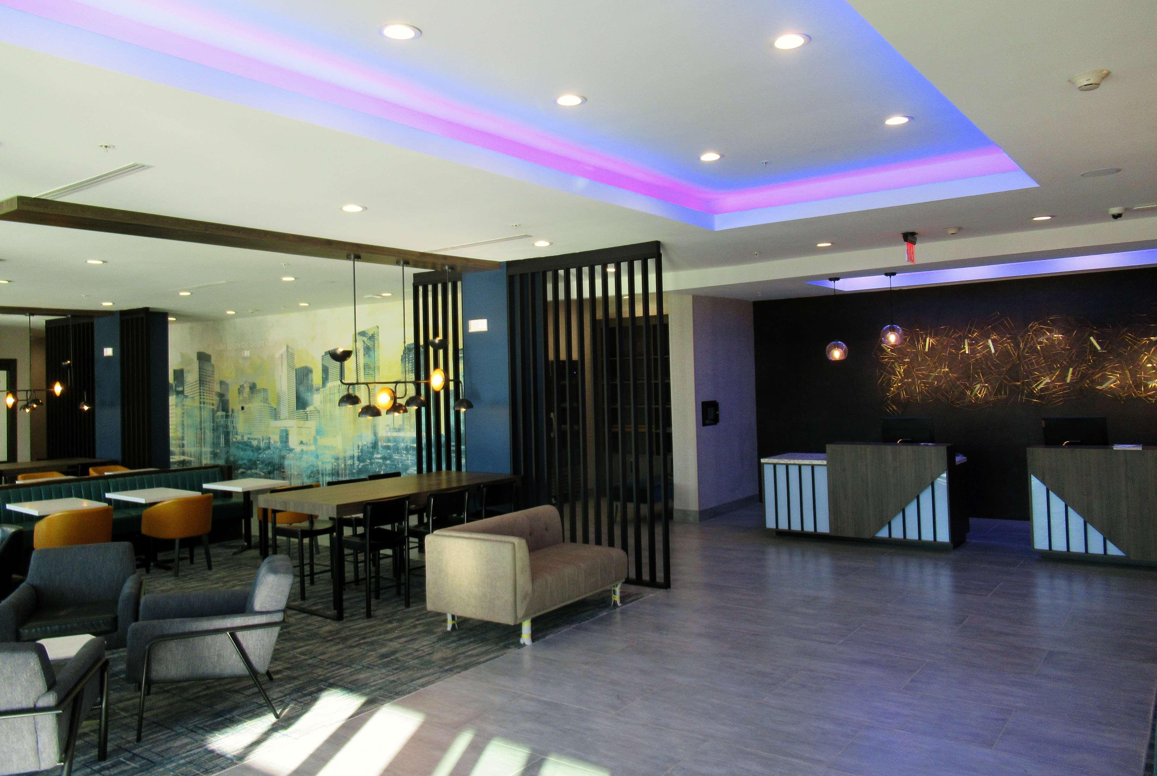 La Quinta Inn & Suites By Wyndham Dallas/Fairpark Exterior photo