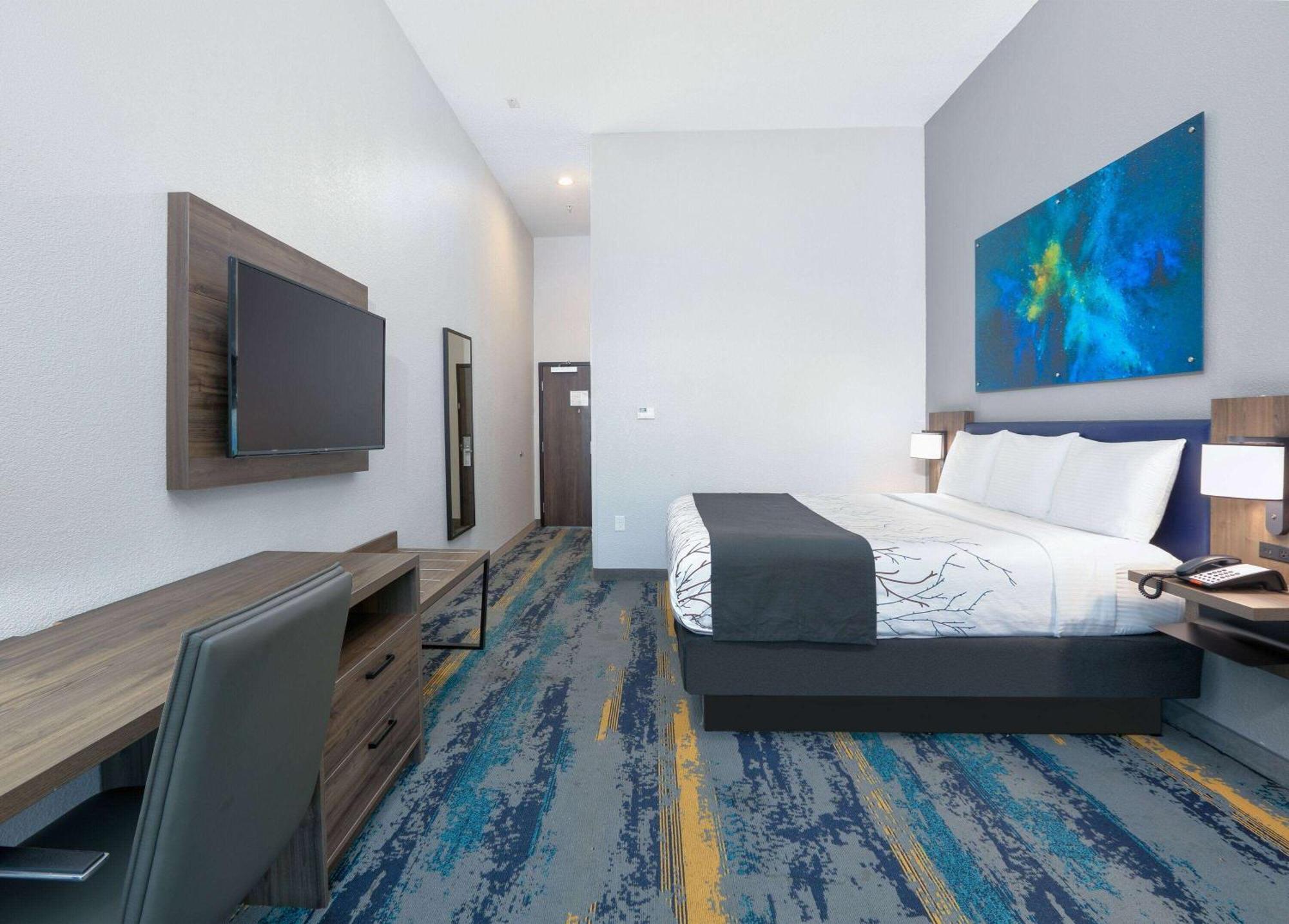 La Quinta Inn & Suites By Wyndham Dallas/Fairpark Exterior photo